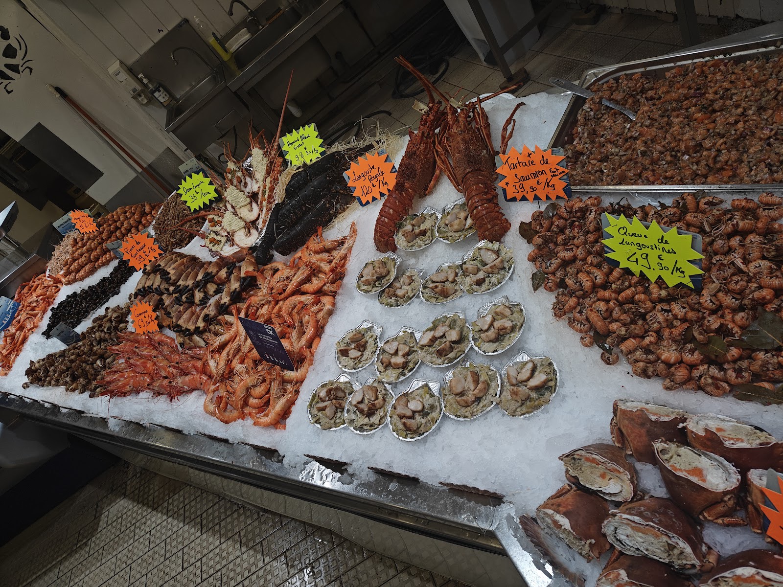 Homard, huîtres, bulots et crevettes sur le banc de glace